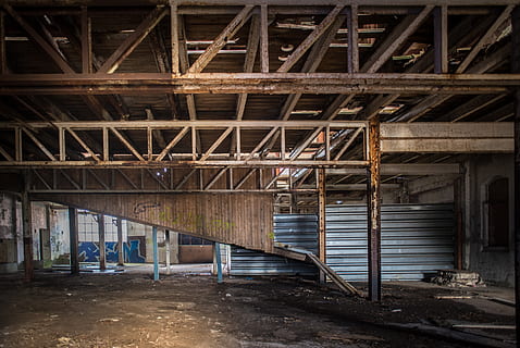 Fabrik, leeren, verlassen, Gebäude, verfallen, alt, Industrie, Warenhaus, Zerstörung, Halle, die Architektur, zerfallen, Atmosphäre, zugrunde richten, Graffiti, Stimmung, gebrochen, schäbig, verwittert, gebaute Struktur, drinnen, Tag, keine Leute, Decke, Metall, architektonische Säule, Transport, Baustelle, Baugewerbe, Dach, Wohnraum, Dachbalken, Träger, 5K, CC0, gemeinfrei, lizenzfrei
