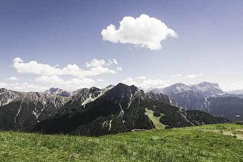 muntanyes, ennuvolat, cel, durant el dia, Alps, núvols, herba, sòl, alt, terres altes, idíl·lic, paisatge, gespa, cim de muntanya, Serra, naturalesa, pastures, pic, cresta, Muntanyes rocoses, escènic, cim, arbres, vall, muntanya, núvol - cel, escenics - natura, bellesa a la natura, medi ambient, escena tranquil·la, tranquil·litat, planta, terra, a l'aire lliure, dia, llum solar, escena no urbana, cap gent, cresta de muntanya, 5K, CC0, domini públic, lliure de regalies