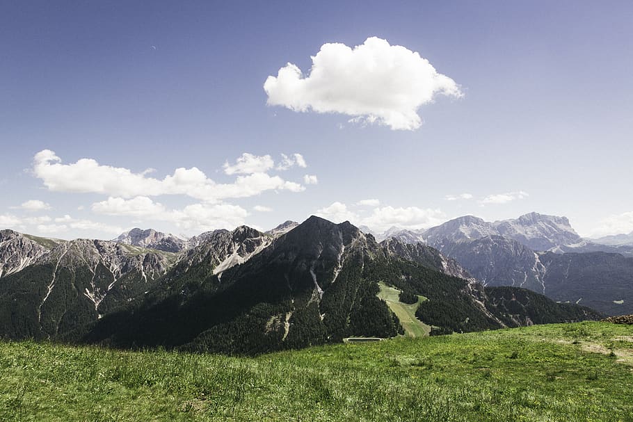 muntanyes, ennuvolat, cel, durant el dia, Alps, núvols, herba, sòl, alt, terres altes, idíl·lic, paisatge, gespa, cim de muntanya, Serra, naturalesa, pastures, pic, cresta, Muntanyes rocoses, escènic, cim, arbres, vall, muntanya, núvol - cel, escenics - natura, bellesa a la natura, medi ambient, escena tranquil·la, tranquil·litat, planta, terra, a l'aire lliure, dia, llum solar, escena no urbana, cap gent, cresta de muntanya, 5K