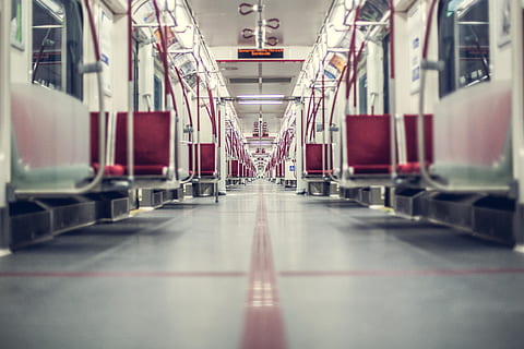 bullet tog passagersæder, sløring, loft, nutidige, tom, entre, indendørs, inde, lys, lang, moderne, perspektiv, sæde, station, stål, metro system, tog, transportsystem, rør, transportmidler, rejse, transportform, faldende perspektiv, ingen mennesker, i en række, arkitektur, fravær, køretøj interiør, bilsæde, arkade, offentlig transport, korridor, vejen frem, midtergang, 5K, CC0, offentligt domæne, royaltyfrie