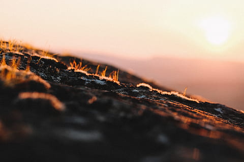 brun mark, frankrike, natur, chateau chalon, utsikts, himmel, skymning, solnedgång, blossa, ljus, utomhus, vegetation, växt, brand, jura, moln, fotografi, Foto, selektiv fokusering, inget folk, sten, solljus, rock-objekt, landa, fast, skönhet i naturen, närbild, hav, Sol, kopiera utrymme, miljö, scenics - natur, lugn, 5K, CC0, offentligt domän, royaltyfria