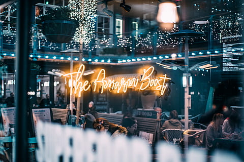 folk spisning, inde, cafe, belysning, person, human, restaurant, cafeteria, hegn, pub, natteliv, tekst, menneskemængde, bar tæller, klub, butik, basar, marked, måltid, mad, mad domstol, lys, belyst, nat, bygning udvendig, arkitektur, tilfældige mennesker, by, gruppe af mennesker, bygget struktur, rigtige mennesker, selektiv fokusering, meddelelse, Kvinder, voksen, forretning, skilt, glødende, belysningsudstyr, 5K, CC0, offentligt domæne, royaltyfrie