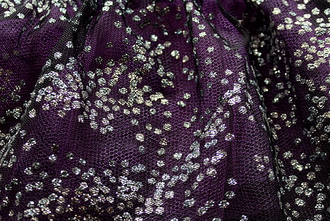 materiaal, tule, golvend, structuur, de structuur van de, de achtergrond, patroon, stijl, paars, textiel, volledig kader, geen mensen, achtergronden, detailopname, Purper, getextureerde, binnenshuis, hoge hoekmening, kleding, stilleven, borduurwerk, bloemenpatroon, mode, ontwerp, lovertje, dag, 4K, CC0, publiek domein, royaltyvrij
