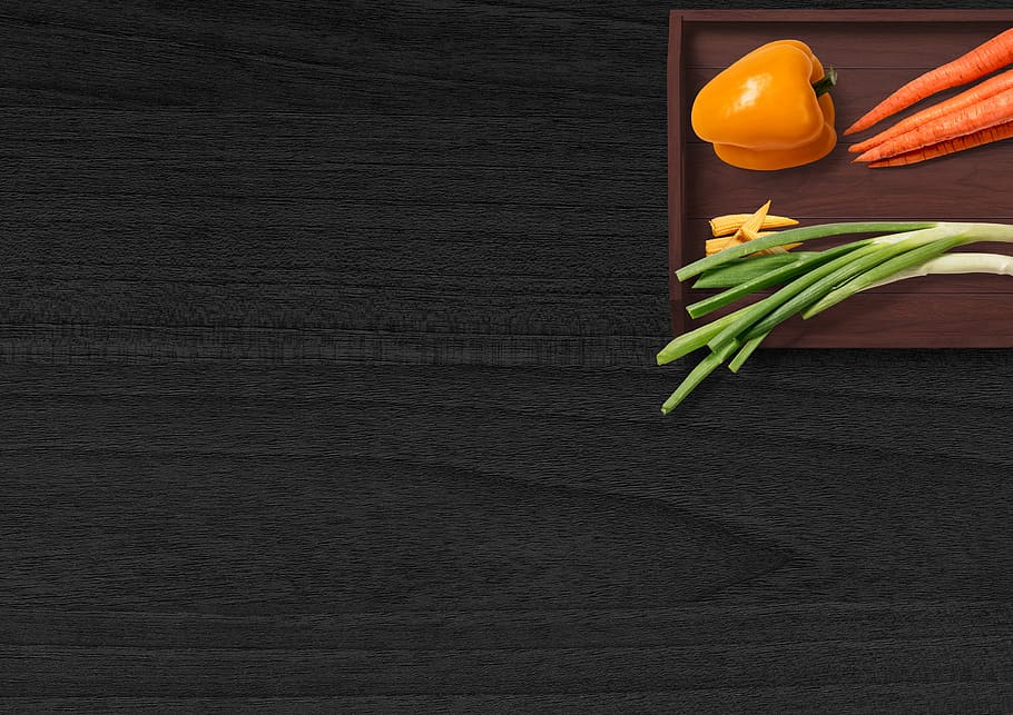 verdures, taula, safata, pebre vermell, pastanagues, cebes, cebes de primavera, blat de moro, menjar, bio, fresc, menjar saludable, cuina, crua, en forma, benestar, saludable, salut, nutrició, negre, vegetarià, vegà, etiqueta, menú, còpia espai, colorit, restaurant, recepta, cafeteria, bistro, descriure, autoetiquetatge, plantilla, informació, nota, imatge de fons, decoració, menjar i beguda, frescor, vegetals, alimentació saludable, material de fusta, a l'interior, cap gent, ingredient, directament a sobre, natura morta, aliments crus, vista d’angle alt, primer pla, orgànic, planta, color verd, fosc, menjar vegetarià, 2K