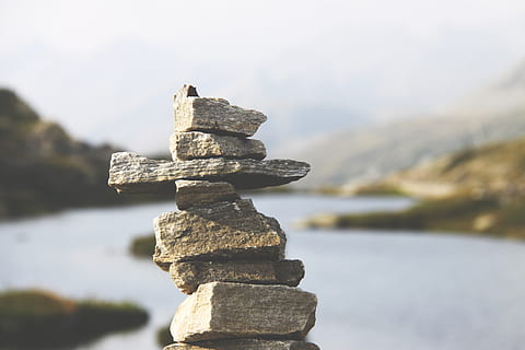 rocce, impilati, pila, equilibrio, pietra, acqua, tranquillo, all'aperto, luce del sole, concentrarsi sulle conoscenze acquisite, zen, solido, natura, nessuno, roccia, pietra - oggetto, giorno, la tranquillità, avvicinamento, scena tranquilla, roccia - oggetto, cielo, bellezza nella natura, fiume, ciottolo, 4K, CC0, dominio pubblico, privo di copyright