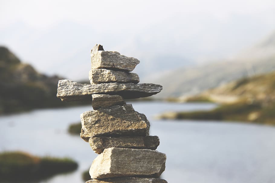 roques, apilats, pila, equilibri, pedra, aigua, tranquil, a l'aire lliure, llum solar, centrar-se en primer pla, com zen, sòlid, naturalesa, cap gent, rock, pedra - objecte, dia, tranquil·litat, primer pla, escena tranquil·la, rock - object, cel, bellesa a la natura, riu, còdols, 4K