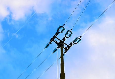Blau, Himmel, Technologie, Flachwinkelansicht, Kabel, wolke - himmel, Elektrizität, Tag, Natur, Verbindung, Stromleitung, keine Leute, Netzteil, Kraftstoff- und Stromerzeugung, Strommast, draußen, Lichtanlage, große Höhe, Pole, Metall, elektrische Ausrüstung, Telefonleitung, elektrische Komponente, 5K, CC0, gemeinfrei, lizenzfrei