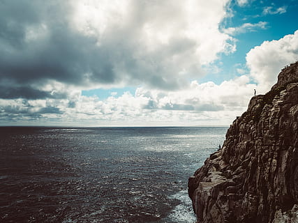 ruskea, rock-vuori, vieressä, ruumis, vesi, kallion rannikolla, kalliot, Cliffside, pilviä, päivänvalo, maisema, valtameri, kiviä, meri, merimaisema, merenranta, taivas, pysyvä, pilvi - taivas, kauneus luonnossa, maisemat - luonto, horisontti, horisontti veden yli, tyyneys, rauhallinen kohtaus, luonto, rock, maa, rock - esine, ei-kaupunkikuvia, kivimuodostelma, päivä, ei ihmisiä, idyllinen, ulkona, 2K, CC0, public domain, rojaltivapaa