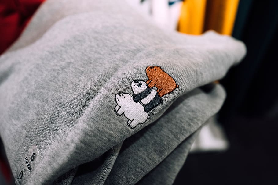 grigio, spoglio, orsi, stampato, tessile, abbigliamento, capi di abbigliamento, maglione, felpa, cappuccio, Home decor, pantaloni, cappello, biancheria, dito, vello, abbiamo gli orsi nudi, 겨울옷, 라이카, 한국, 곰세 마리, 캐릭터, oggetto invernale, 위 베어 베어스, Corea, avvicinamento, concentrarsi sulle conoscenze acquisite, comunicazione, parte del corpo umano, in casa, arte e artigianato, parte del corpo, creatività, faccina antropomorfa, persone, messa a fuoco selettiva, cartello, rappresentazione, carta, giorno, testo, stili di vita, jeans, 4K