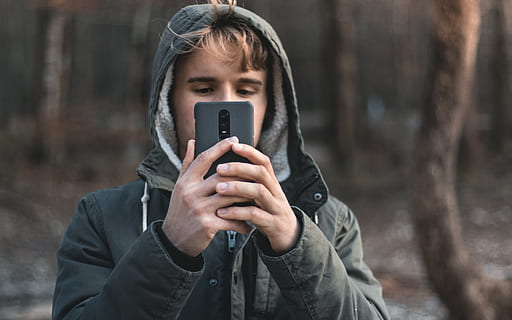 Junge, Mann, oneplus, 6, Telefon, Wald, jung, Kommunikation, Technologie, Vorderansicht, eine Person, kabellose Technologie, halten, junger Erwachsener, echte Menschen, Fokus auf den Vordergrund, Porträt, Smartphone, tragbares Informationsgerät, Mobiltelefon, Freizeitbeschäftigung, Kleidung, Fotografie-Themen, Verbindung, Aktivität, draußen, Kapuze - Kleidung, 5K, CC0, gemeinfrei, lizenzfrei