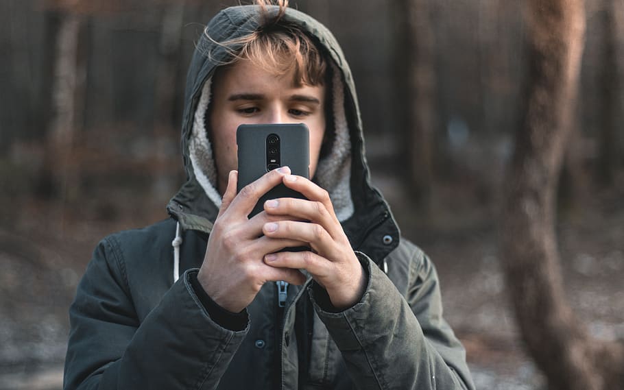 noi, home, oneplus, 6, telèfon, bosc, jove, comunicació, tecnologia, vista frontal, una persona, tecnologia sense fils, celebració, adult jove, persones reals, centrar-se en primer pla, retrat, telèfon intel·ligent, dispositiu d’informació portàtil, telèfon mòbil, activitat d'oci, roba, temes de fotografia, connexió, activitat, a l'aire lliure, caputxa - roba, 5K
