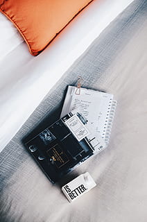 negro, etiquetado, caja, blanco, paño, libro, amortiguar, decoración, espacio de trabajo, mínimo, escritura, leyendo, cuaderno, aprender, estudiar, papelería, cama, habitación, cómodo, almohada, nadie, estilos de vida, lujo, de cerca, adentro, relajación, viaje, 4K, CC0, dominio público, libre de derechos
