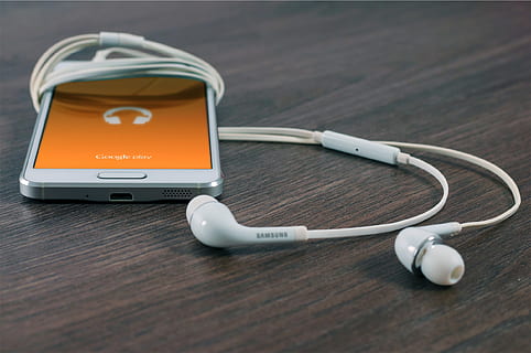 samsung, androide, móvil, google, Teléfono móvil, auriculares, tecnología, mesa, instrumento médico, Equipo medico, estetoscopio, tecnología inalámbrica, material de madera, conexión, suministros médicos, salud y medicina, comunicación, naturaleza muerta, adentro, nadie, portabilidad, equipo, de cerca, teléfono inteligente, dispositivo de información portátil, equipo de computadora, 1080P, CC0, dominio público, libre de derechos
