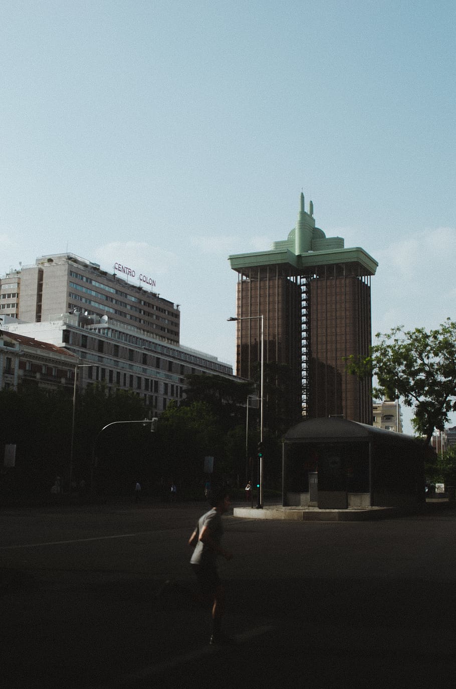 Mann, Laufen, tagsüber, Mensch, Person, Bürogebäude, Gebäude, städtisch, Stadt, Asphalt, die Architektur, Turm, Stadt, Dorf, Straße, Kirchturm, Spanien, Doppelpunkt, Lauf, Madrid, Hochhaus, Gebäudehülle, gebaute Struktur, Himmel, Bewegung, Bewegungsunschärfe, Natur, Transport, Gehen, Stadt leben, kopieren sie platz, draußen, Menschen, Tag, zufällige Menschen, Bürogebäude außen, 4K