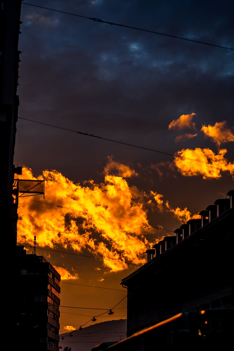 østrig, graz, lys, sol, skyer, farve, himmel, bygning udvendig, arkitektur, bygget struktur, solnedgang, sky - himmel, natur, ingen mennesker, bygning, orange farve, lav vinkel visning, silhuet, kabel, by, udendørs, dramatisk himmel, strømkabel, boligområde, elektricitet, forbindelse, 4K