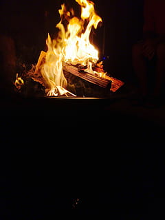 api unggun, pembakaran, api, api - fenomena alam, suhu panas, bahan kayu, log, gerakan, bersinar, kayu, kayu bakar, perapian, gelap, malam, warna oranye, alam, tidak ada orang, paparan panjang, menyalin ruang, 2K, CC0, domain publik, bebas royalti