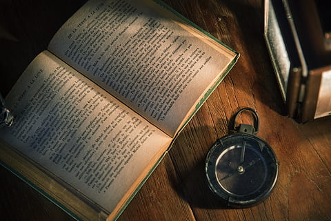 geöffnet, Buch, neben, Kompass, Flatlay, Seite, Veröffentlichung, Text, Tabelle, High Angle View, Geschichte, Antiquität, drinnen, die Vergangenheit, keine Leute, Holz - Material, Kommunikation, Stillleben, Literatur, öffnen, Papier-, alt, Nahansicht, die Architektur, 5K, CC0, gemeinfrei, lizenzfrei