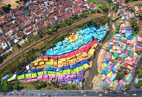 aereo, vista, edifici, alberi, multicolore, vista dall'alto, architettura, acqua, giorno, natura, esterno dell'edificio, struttura costruita, folla, città, pianta, all'aperto, mezzi di trasporto, albero, persone reali, grande gruppo di persone, cultura artistica e intrattenimento, gruppo di persone, persone accessorie, Festival, 4K, CC0, dominio pubblico, privo di copyright