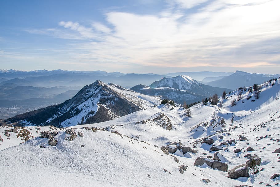 Schnee, Ski, Winter, kalt, Berge, Natur, Abenteuer, alpin, Gipfel, Weiß, Panorama, Pisten, schneebedeckt, kalte Temperatur, Berg, Szenen - Natur, Himmel, Schönheit in der Natur, wolke - himmel, ruhige Szene, Umgebung, Landschaft, Gebirge, Ruhe, schneebedeckter Berg, weiße Farbe, Nicht-städtische Szene, keine Leute, idyllisch, 5K