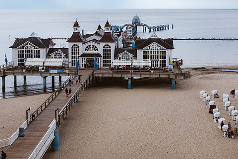 Sellin Pier, die Architektur, baltisch, Strand, Gebäude, Design, Ziel, Deutschland, historisch, Insel, Norden, ostseebad, Seebrücke, Resort, Restaurant, Rügen, sandig, Meer, sellin, Ufer, Himmel, Sonne, Tourismus, hölzern, Wasser, gebaute Struktur, Gebäudehülle, Land, Tag, Natur, zufällige Menschen, Sand, Geländer, draußen, Szenen - Natur, Gruppe von Leuten, Reiseziele, 4K, CC0, gemeinfrei, lizenzfrei