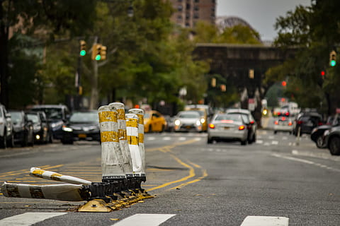 sort vejsti, vej, bil, asfalt, transportmidler, køretøj, automobil, by, New York City, gade, by-, bygning, Forenede Stater, new york, maskine, hjul, trafiklys, lys, motor køretøj, transportform, fokus på forgrunden, skilt, land køretøj, tilfældige mennesker, dag, arkitektur, vejbygning, udendørs, gul, cordon tape, byggebranchen, vejmærkning, 5K, CC0, offentligt domæne, royaltyfrie