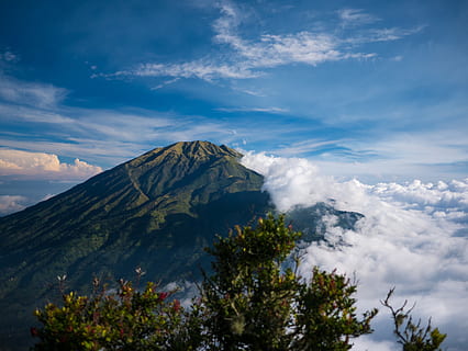 Indonesië, mount merapi, luchten, Java, wolken, Merbabu, Merapi, berg-, wolk - lucht, schoonheid in de natuur, hemel, scenics - natuur, rustige scène, kalmte, vulkaan, niet-stedelijke scène, idyllisch, geen mensen, natuur, fabriek, geologie, dag, boom, afgelegen, bergtop, landschap, milieu, buitenshuis, vulkanische krater, 4K, CC0, publiek domein, royaltyvrij