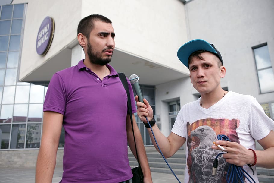 entrevista, periodista, gravadora, homes, difusió, ocupació, mediainterview, , gent, premeu, discussió, micròfon, reunió, reportatge, tvreporter, legalocupació, comunicació, adult jove, home jove, dues persones, vista frontal, de peu, unió, arquitectura, cintura cap amunt, retrat, roba casual, celebració, mascles, amistat, dia, a l'interior, 2K