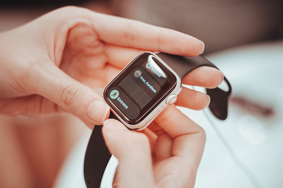 smartwatch de plata, persona, humà, telèfon, telèfon mòbil, mòbil, electrònica, rellotge de polsera, dit, mà, rellotge digital, ordinador, pantalla, pantalla lcd, monitor, ordinador de mà, ungles, maquinari, seguretat, teclat d’ordinador, mà humana, part del cos humà, tecnologia, una persona, celebració, tecnologia sense fils, centrar-se en primer pla, persones reals, part del cos, primer pla, connexió, estils de vida, adult, dit humà, dispositiu d’informació portàtil, dones, accessori personal, 5K