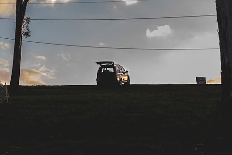 kadeř, auto, bota, nahoru, zaparkováno, nissan, xtrail, odchodu, zlatá hodina, žít život, kopec, tráva, auto na trávě kopec, odraz, slunce, nebe, mrak - nebe, pole, přistát, Příroda, krajina, způsob dopravy, přeprava, pozemního vozidla, rostlina, kabel, životní prostředí, nikdo, venku, den, silueta, zemědělské stroje, scenics - příroda, architektura, 4K, CC0, veřejná doména, bez autorských práv