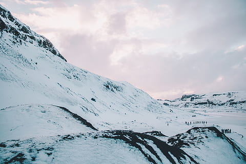montaña, cubierto, nieve, naturaleza, al aire libre, hielo, glaciar, cordillera, pico, cuesta abajo, actividades de ocio, aventuras, Islandia, viaje, invierno, meseta, paisaje, avalancha, Snowboarding, Deportes, deporte, temperatura fría, belleza en la naturaleza, paisajes - naturaleza, nube - cielo, cielo, tranquilidad, escena tranquila, ambiente, el color blanco, Montaña cubierta de nieve, idílico, nadie, escena no urbana, día, pico de la montaña, 5K, CC0, dominio público, libre de derechos