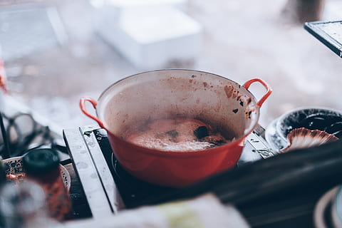 punainen ruoanlaitto potin, valikoiva tarkennus, päivä, lähikuva, ruoka ja juoma, kontti, keittiöväline, ulkona, ruoka, asetelma, kodinkoneet, punainen, korkea kulma, keskittyä etualalle, lämpö - lämpötila, oikeita ihmisiä, valmistautuminen, tuoreus, 5K, CC0, public domain, rojaltivapaa