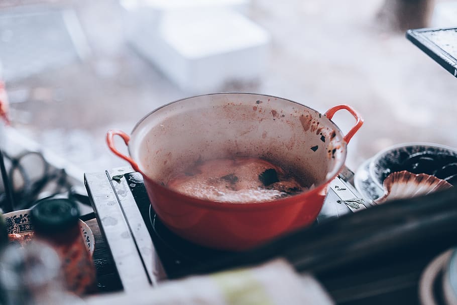 olla roja, enfoque selectivo, día, de cerca, comida y bebida, envase, utensilio de cocina, al aire libre, comida, naturaleza muerta, equipo doméstico, rojo, vista de alto ángulo, centrarse en primer plano, calor - temperatura, gente real, preparación, frescura, 5K