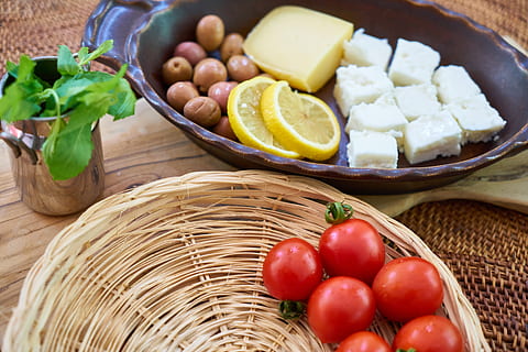 esmorzar, vegetals, fruita, tomàquet, llimona, formatge, menta, olives, cheddar, taula, embolic de cables, cistella, cuina, dieta, deliciós, vitamines, vegà, nutrició, menjar, saludable, orgànic, vegetarià, salut, verd, fresc, menjar i beguda, alimentació saludable, frescor, benestar, natura morta, contenidor, cap gent, cítrics, vista d’angle alt, primer pla, elecció, a l'interior, herba, vímet, 5K, CC0, domini públic, lliure de regalies