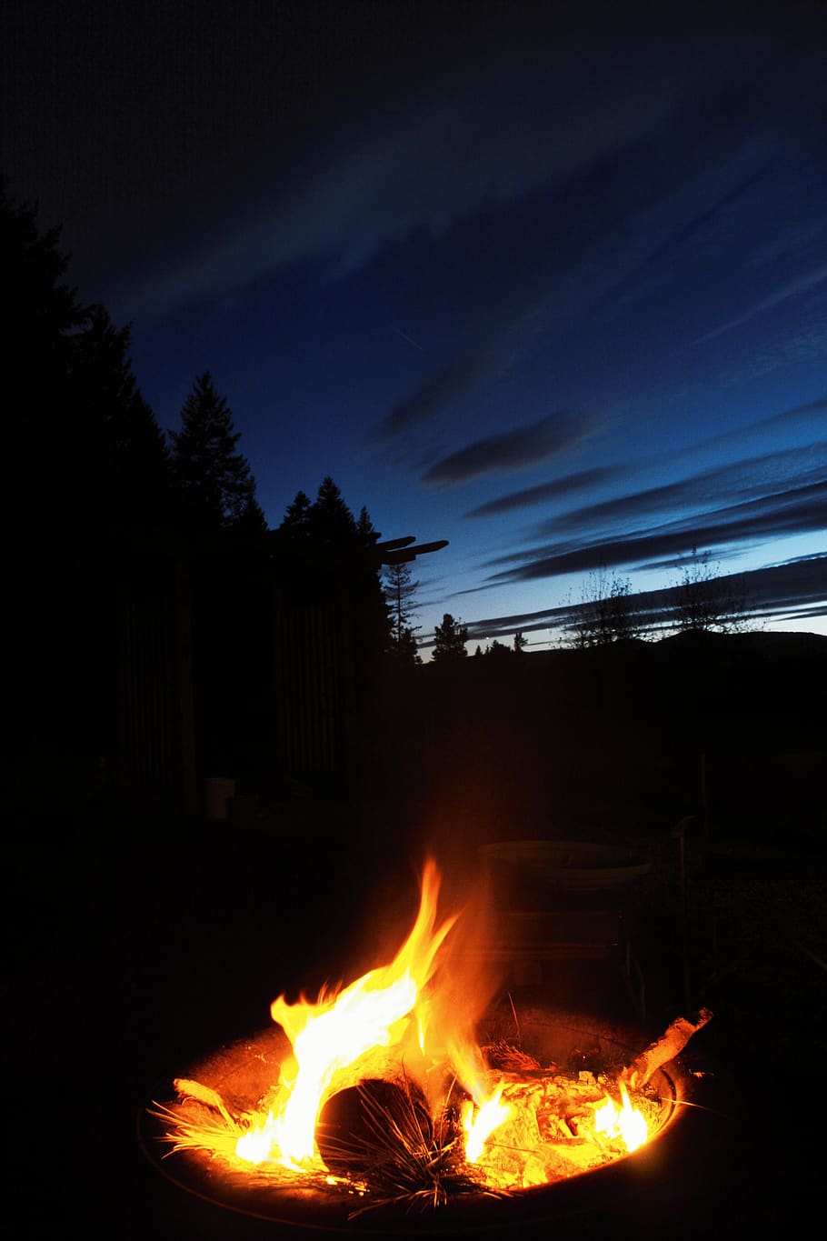campament, foguera, pou de foc, foc, bosc, a l'aire lliure, senderisme, perdut, supervivència, boy scouts, càlid, nit, tarda, posta de sol, Kegger, festa, cremant, foc - fenomen natural, calor - temperatura, flama, arbre, naturalesa, planta, cap gent, cel, il·luminat, fosc, vespre, brillant, terra, pi, 2K
