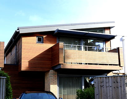 architettura, costruzione, infrastruttura, struttura, istituzione, Casa, nuvole, cielo, veranda, terrazza, tenda, finestre, struttura costruita, esterno dell'edificio, Inquadratura dal basso, natura, nessuno, giorno, all'aperto, città, luce del sole, finestra, quartiere residenziale, veicolo a motore, auto, tetto, mezzi di trasporto, pianta, 4K, CC0, dominio pubblico, privo di copyright