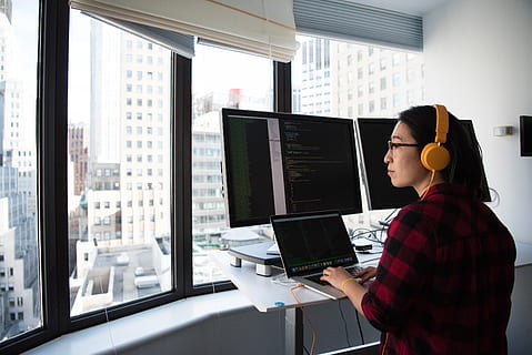 mulher, sentado, operativo, macbook, pró, adulto, codificador, codificação, conexão, luz do dia, mesa, desenvolvedor, em desenvolvimento, empregado, janela de vidro, dentro de casa, computador portátil, escritório, pessoa, programador, programação, sala, vista lateral, tecnologia, trabalhos, trabalhando, área de trabalho, computador, uma pessoa, pessoa de negócios, comunicação, monitor de computador, tecnologia sem fio, equipamentos de informática, o negócio, janela, adulto jovem, pessoas reais, cintura para cima, usando o computador, 5K, CC0, domínio público, royalty free