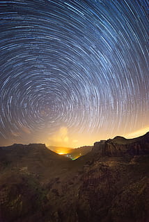 brunt bjerg, nat, astronomi, univers, plads, ydre rum, udendørs, stjernetåge, Mælkevejen, galakse, Spanien, gran canaria, stier, stjerner, bjerge, canyon, nord, grå, scenics - natur, skønhed i naturen, himmel, rolig scene, ro, stjerne - rum, bjerg, natur, ingen mennesker, idyllisk, landskab, ikke-urbane scene, miljø, stjerne trail, bjergkæde, stjerne, 5K, CC0, offentligt domæne, royaltyfrie