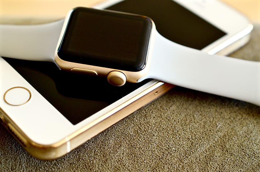 alb, trupa de sport argint de mere, ceas, gold iphone 5, 5s, accesorii, comunicare, dispozitiv, Electronică, Internet, mobil, modern, smartphone, ceas inteligent, natură moartă, tehnologie, fără fir, ceas de mână, tehnologia fără fir, telefon inteligent, dispozitiv portabil de informații, conexiune, ecran, telefon mobil, ecran tactil, a închide, în interior, ecranul dispozitivului, masa, nici o persoana, calculator, echipament, portabilitate, laptop, vedere în unghi mare, Echipament electric, 5K