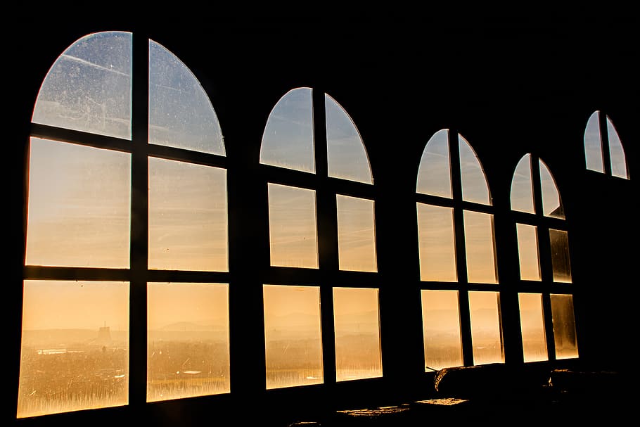 die Architektur, Gebäude, Fenster, Frontscheibe, Aussicht, Fenstergitter, Gitterfenster, bunt, Struktur, Fassade, Glas, Hausfassade, durch schauen, warm, harmonisch, dunkel, schwarz, Schatten, bilden, Rundbogen, runden, Holzfenster, Glasfront, Himmel, keine Leute, gebaute Struktur, Bogen, Natur, Silhouette, Sonnenuntergang, drinnen, Sonnenlicht, Geschichte, transparent, Tag, Wasser, alt, die Vergangenheit, 5K