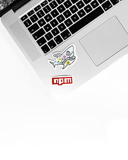 Macbook Pro, Elektronik, Tastatur, Hardware-, Computer, Computerhardware, Computer Tastatur, pc, Laptop, Briefumschlag, Kissen, Polster, Text, Nabe, Maus, Warenzeichen, Symbol, Logo, mail, Luftpost, Platte, Kommunikation, Technologie, kabellose Technologie, Verbindung, westliche Schrift, Computerausrüstung, keine Leute, drinnen, tragbares Informationsgerät, Großbuchstabe, Studioaufnahme, Geschäft, Nahansicht, weißer Hintergrund, High Angle View, Computersymbol, 4K, CC0, gemeinfrei, lizenzfrei