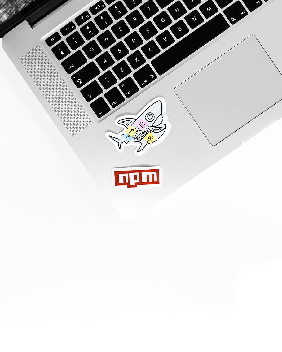 Macbook Pro, elettronica, tastiera, hardware, computer, computer hardware, tastiera del computer, pc, il computer portatile, Busta, cuscino, testo, mozzo, topo, marchio, simbolo, logo, posta, posta aerea, disco, comunicazione, tecnologia, tecnologia wireless, connessione, sceneggiatura occidentale, attrezzatura informatica, nessuno, in casa, dispositivo di informazione portatile, lettera maiuscola, girato in studio, attività commerciale, avvicinamento, sfondo bianco, vista dall'alto, icona del computer, 4K