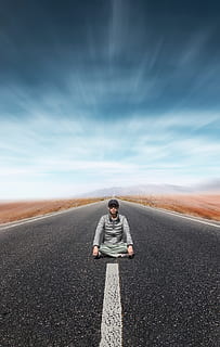 carretera, selfie, cel, una persona, núvol - cel, estils de vida, persones reals, direcció, vista frontal, el camí a seguir, transport, símbol, marcatge de carreteres, perspectiva decreixent, punt de fuga, dia, naturalesa, escenics - natura, bellesa a la natura, signe, activitat d'oci, a l'aire lliure, 4K, CC0, domini públic, lliure de regalies