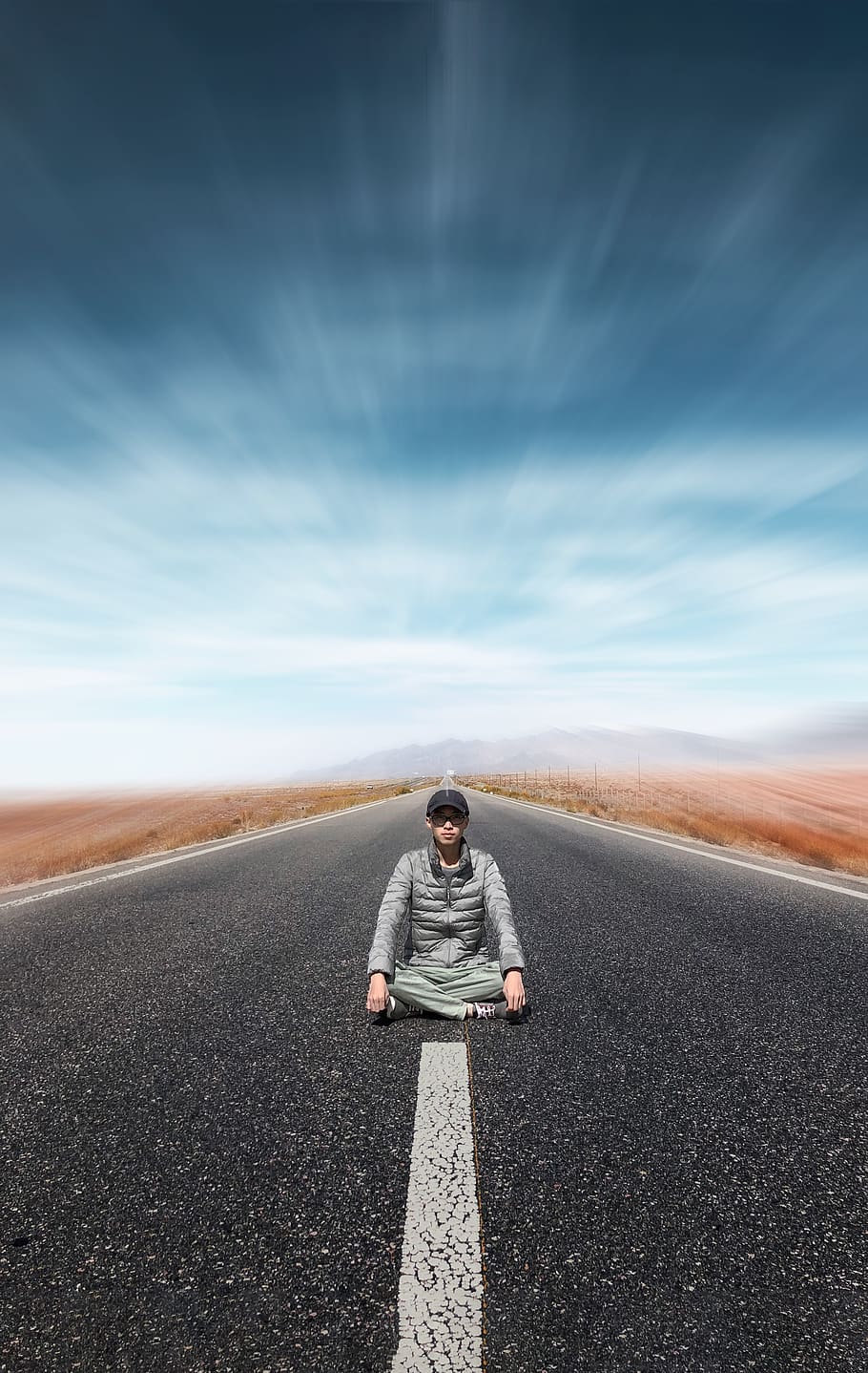 carretera, selfie, cel, una persona, núvol - cel, estils de vida, persones reals, direcció, vista frontal, el camí a seguir, transport, símbol, marcatge de carreteres, perspectiva decreixent, punt de fuga, dia, naturalesa, escenics - natura, bellesa a la natura, signe, activitat d'oci, a l'aire lliure, 4K