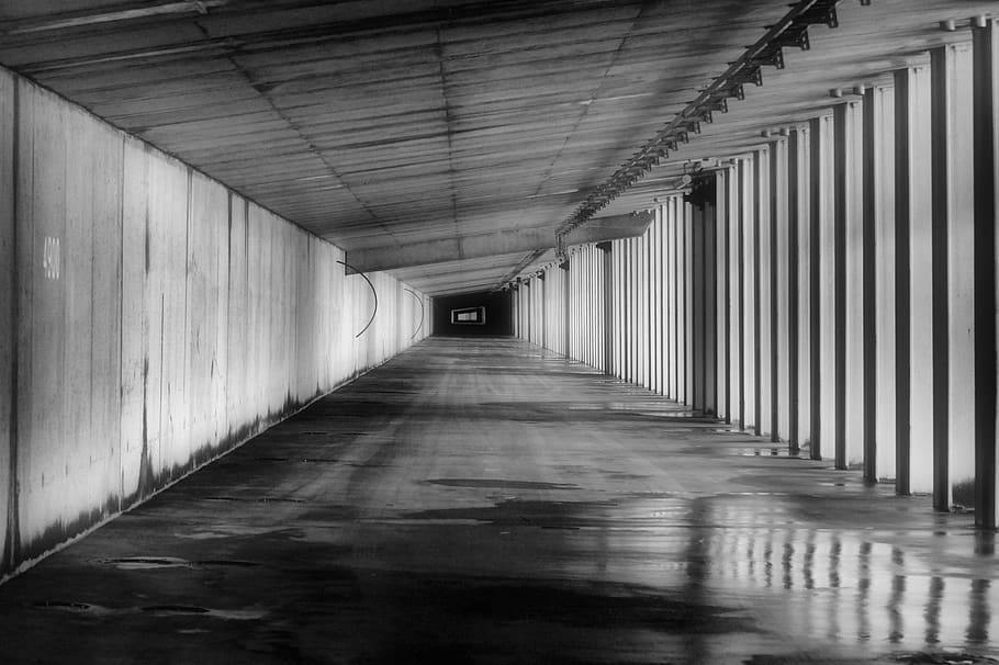 perspektiv, tunnel, arkitektur, struktur, mål, centreret, sfærisk, mørk, lys, skygge, Havn, industri, spejling, bygning, beskyttelse, vejen frem, retning, bygget struktur, indendørs, faldende perspektiv, arkade, korridor, tom, loft, ingen mennesker, arkitektoniske kolonne, gulve, i en række, dag, fravær, transportmidler, lang, søjlegang, fodgængertunnel, 5K