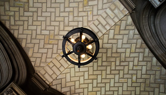 sostre, maó, rajoles, patrons, aranya, llum, patró, equips d’il·luminació, a l'interior, vista d’angle alt, metall, forma, cap gent, tecnologia, disseny, forma geomètrica, cercle, electricitat, carrer, arquitectura, sòls, primer pla, funció de construcció de parets, dia, llum elèctrica, roda, 5K, CC0, domini públic, lliure de regalies