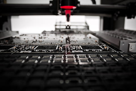macchina industriale grigia, messa a fuoco selettiva, tecnologia, industria, avvicinamento, in casa, attrezzatura, nessuno, architettura, ferrovia, giorno, macchinario, traccia, connessione, struttura costruita, mezzi di trasporto, città, controllo, metallo, livello di superficie, 4K, CC0, dominio pubblico, privo di copyright