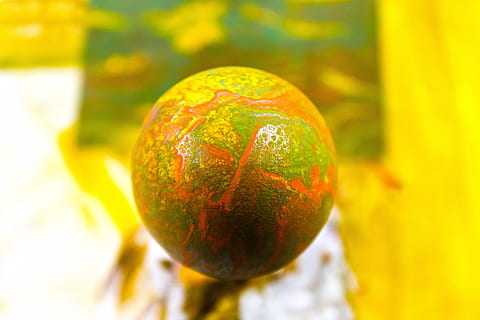 ou, colorit, ou de Pasqua, Pasqua, pintura, color, de colors, abocament, alegre, amable, bonic, primavera, menjar, deliciós, groc, verd, taronja, cap gent, primer pla, naturalesa, fruita, menjar i beguda, celebració, esfera, festa, sol objecte, a l'aire lliure, alimentació saludable, multicolor, centrar-se en primer pla, color verd, 5K, CC0, domini públic, lliure de regalies