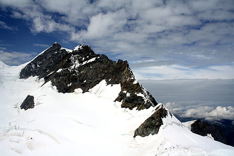la neve, capped, montagna, nuvoloso, cielo, nuvole, freddo, luce del giorno, alto, ghiaccio, paesaggio, panoramico, montagna innevata, inverno, temperatura fredda, nuvola - cielo, bellezza nella natura, scenics - natura, la tranquillità, scena tranquilla, natura, ambiente, Colore bianco, giorno, nessuno, idilliaco, scena non urbana, picco di montagna, tempo estremo, formazione, 4K, CC0, dominio pubblico, privo di copyright