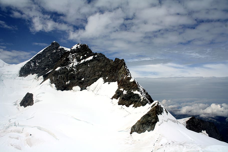 la neve, capped, montagna, nuvoloso, cielo, nuvole, freddo, luce del giorno, alto, ghiaccio, paesaggio, panoramico, montagna innevata, inverno, temperatura fredda, nuvola - cielo, bellezza nella natura, scenics - natura, la tranquillità, scena tranquilla, natura, ambiente, Colore bianco, giorno, nessuno, idilliaco, scena non urbana, picco di montagna, tempo estremo, formazione, 4K