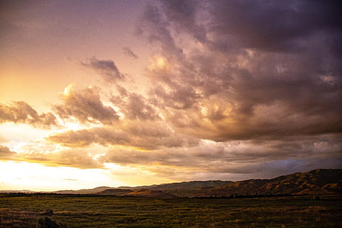 landskabsfotografering, bjerg, gylden, time, baggrundsbelyst, skyer, daggry, dagslys, dramatisk, skumring, aften, gyldne solnedgang, græs, landskab, lys, natur, udendørs, naturskøn, silhuet, himmel, storm, sol, solnedgang, rejse, vejr, sky - himmel, skønhed i naturen, scenics - natur, rolig scene, miljø, ro, jord, ikke-urbane scene, dramatisk himmel, idyllisk, ingen mennesker, overskyet, orange farve, 5K, CC0, offentligt domæne, royaltyfrie